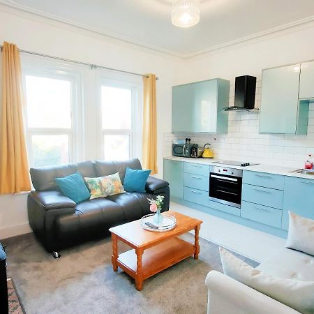 Flat-C, 4 Adults, 20 Mins To Beach, Netflix, Wifi, Sleeps 4 Adults Bournemouth Eksteriør billede