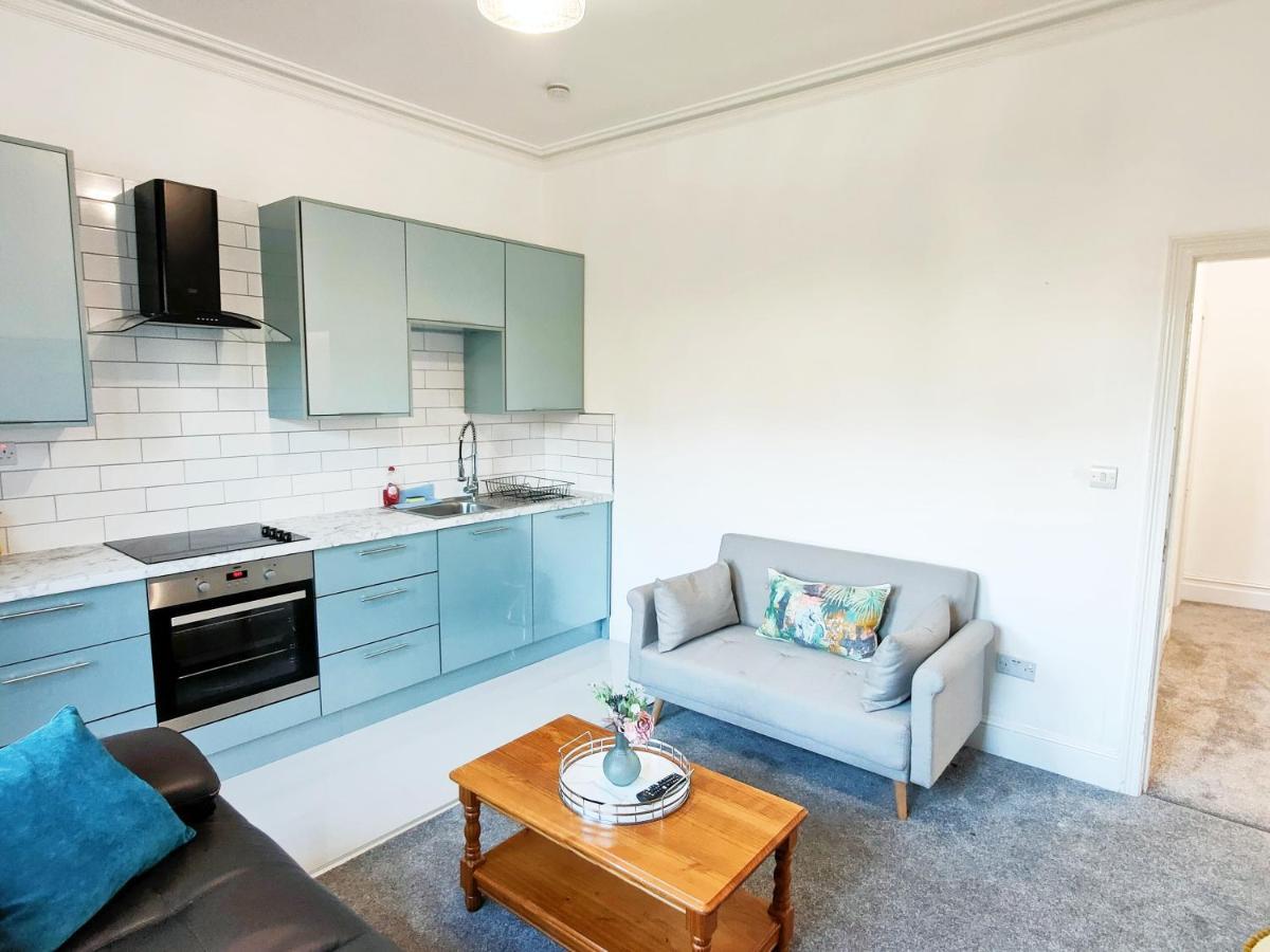 Flat-C, 4 Adults, 20 Mins To Beach, Netflix, Wifi, Sleeps 4 Adults Bournemouth Eksteriør billede
