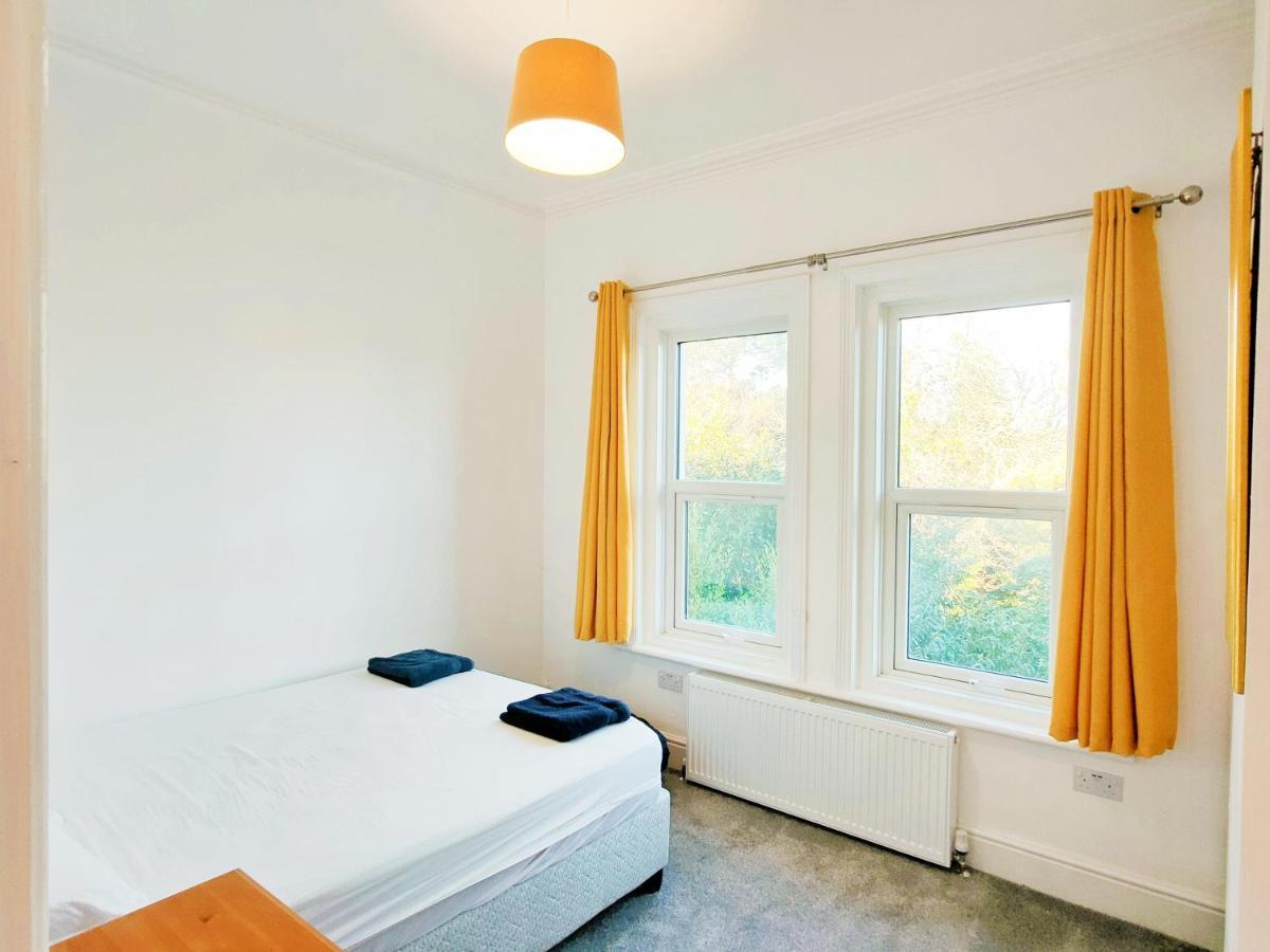 Flat-C, 4 Adults, 20 Mins To Beach, Netflix, Wifi, Sleeps 4 Adults Bournemouth Eksteriør billede