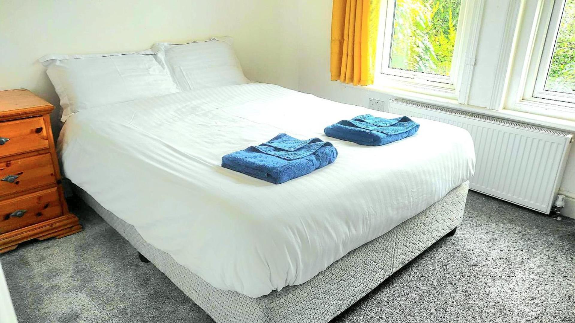Flat-C, 4 Adults, 20 Mins To Beach, Netflix, Wifi, Sleeps 4 Adults Bournemouth Eksteriør billede